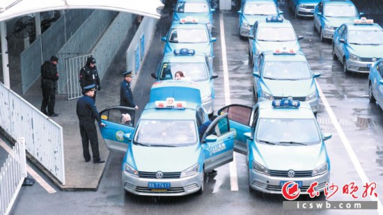 　　在长沙火车南站等城区客运枢纽，市交通行政执法局执法人员积极维护客运秩序，护航旅客春运出行。均为市交通行政执法局供图