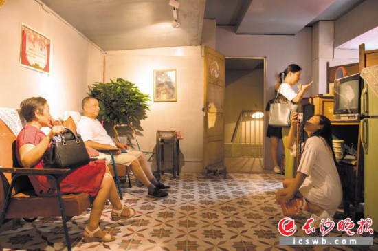 　　在“奇妙时空屋”，黑白电视机、单卡录音机、铁壳暖水瓶等老物件勾起游客无限回忆。　　长沙晚报全媒体记者 黄启晴 摄