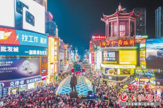 ������һ��Ȧ���ο�����ɳ�ص��Ĵ򿨵�֮һ����ɳ����ȫý����� ��� ��